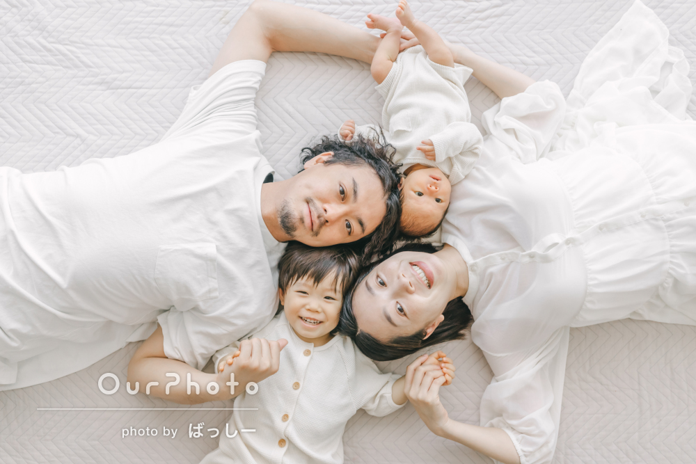 みんなで仲良く寝転び幸せな家族時間