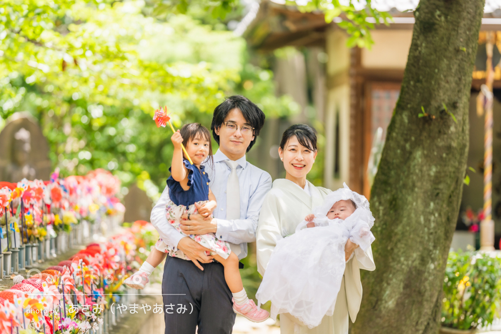 キラキラ太陽の下で笑顔のお宮参り記念写真