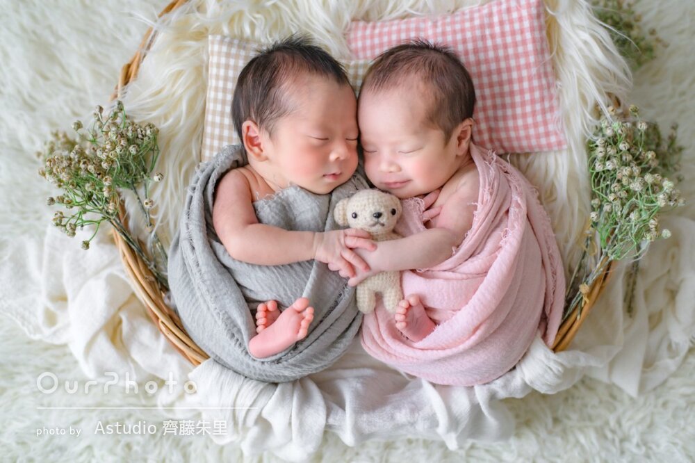 小さな手を握り合い双子の絆は永遠に