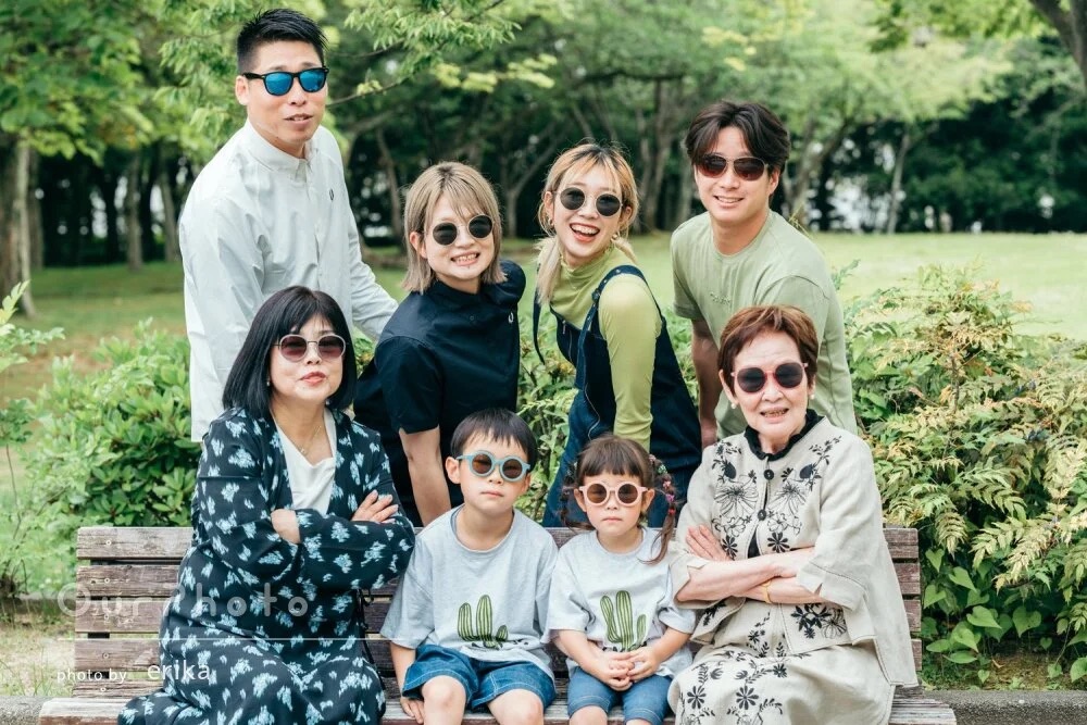 みんなでお揃いサングラス！笑顔弾ける家族写真