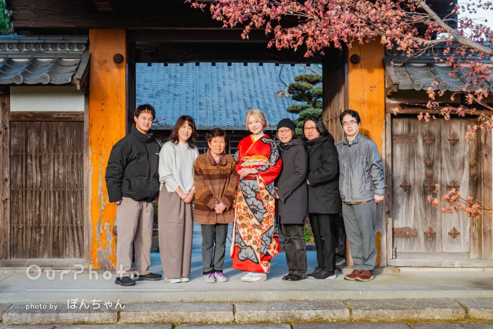 二十歳の晴れの日、家族揃って記念写真