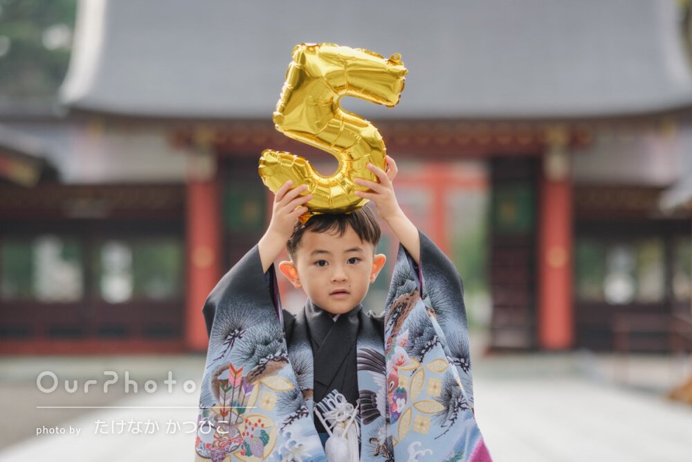 年齢の数字バルーンでお祝い！5歳男の子の七五三写真