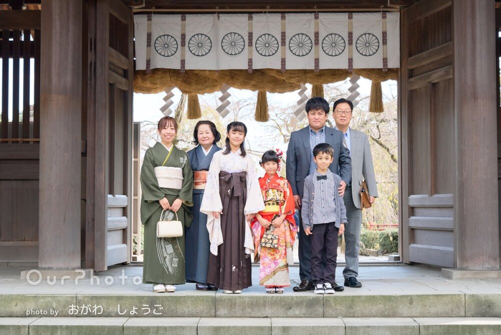 祖父母も親戚も揃った三世代の七五三記念撮影