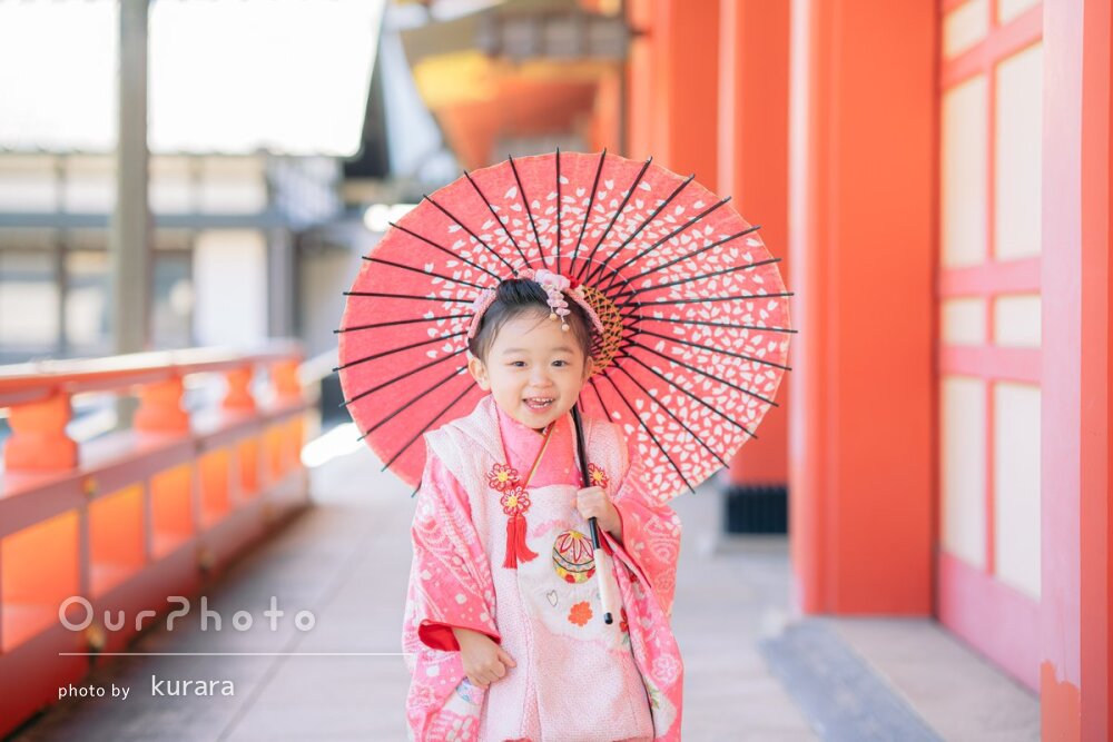 ピンク色の和傘と被布が可愛い3歳女の子の七五三写真