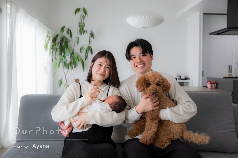 パパママ赤ちゃんと愛犬も一緒に記念撮影