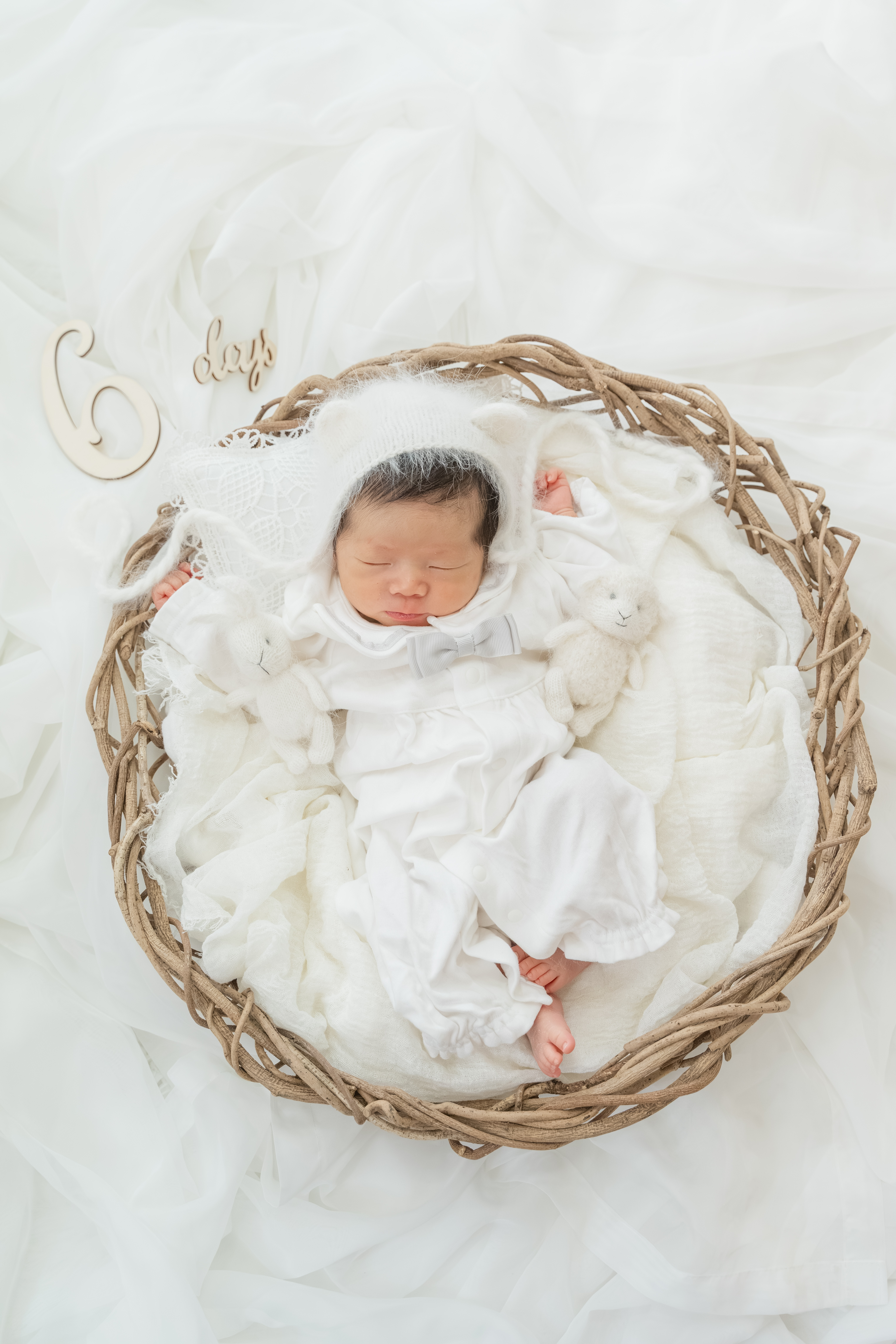 かごの中で帽子が可愛い赤ちゃん