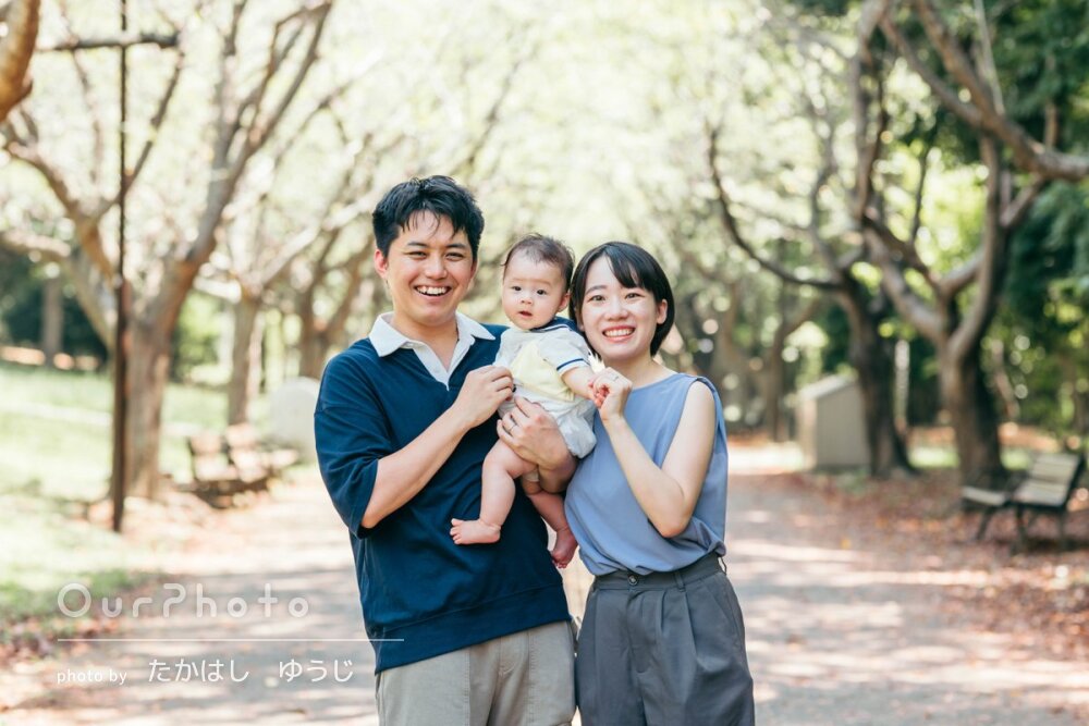 良い天気な公園でカジュアルな家族写真