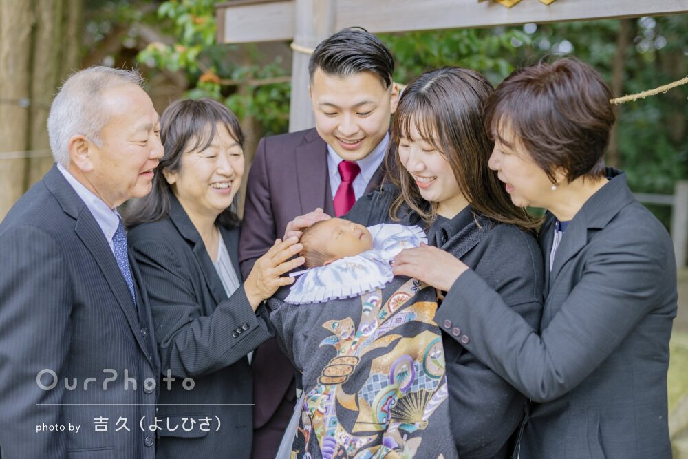 スヤスヤ眠る赤ちゃんを見つめて幸せ溢れる記念写真