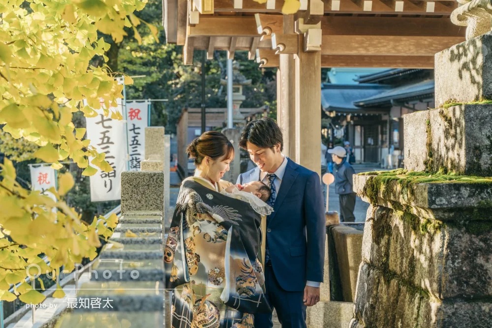 暖かい光が差し込む紅葉が輝くお宮参り写真