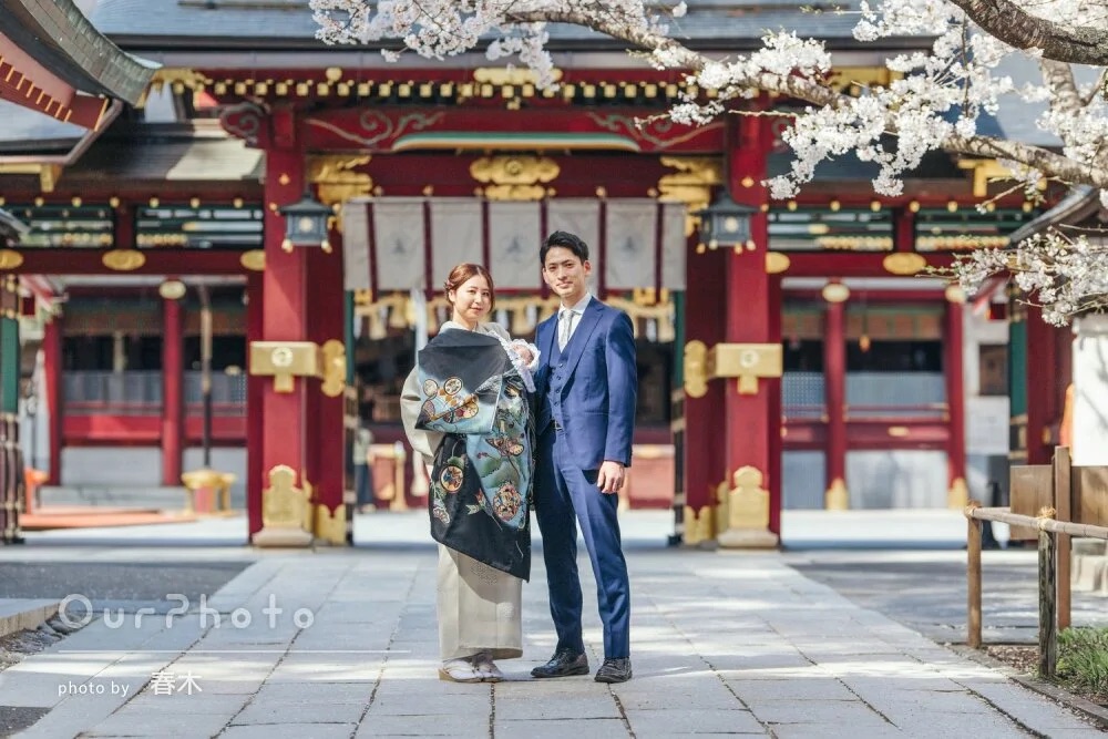 桜咲く神社でお宮参り記念撮影