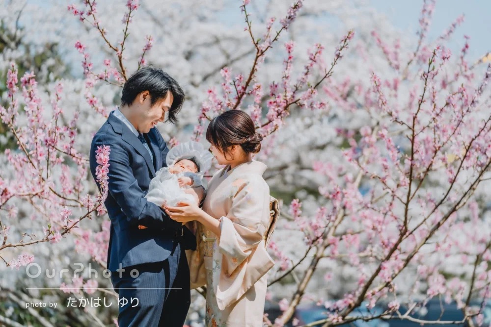 早咲きの桜を背景に幸せ家族写真