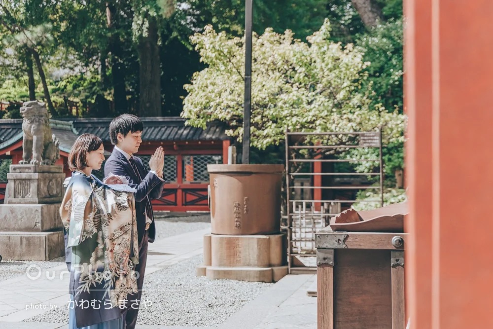 暖かい陽が差し込む神社でお宮参り写真