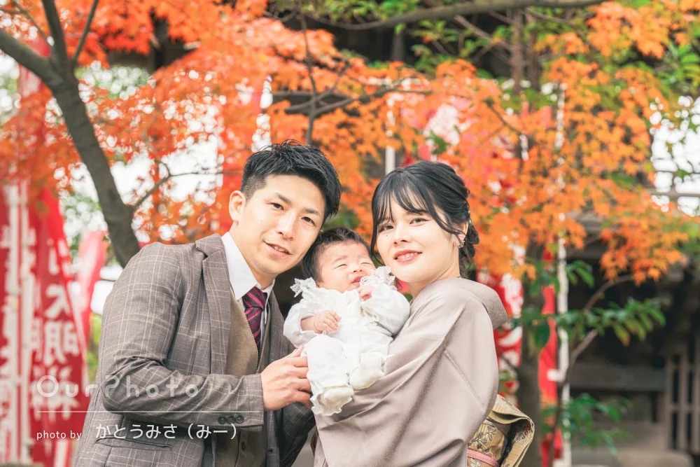 色づく紅葉の下で幸せ溢れる記念写真