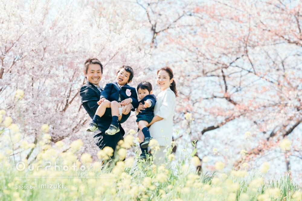 桜をバックに入園記念写真