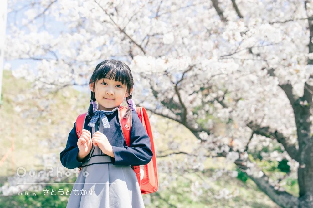 ピカピカの大きなランドセルを背負って