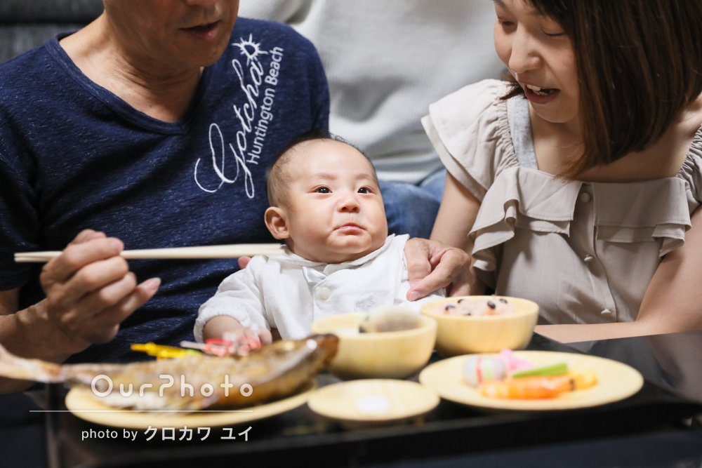 赤ちゃんの表情も可愛い 4世代で賑やかにご自宅でお食い初めの撮影 Ourphoto アワーフォト
