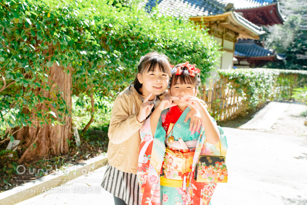 家族4人で素敵な笑顔！水色の着物を着た女の子の7歳の七五三の撮影