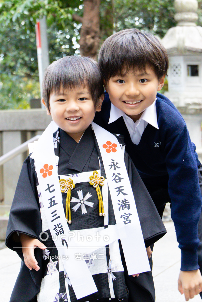 黒い袴がかっこいい男の子と優しいお兄ちゃんとの七五三写真の撮影 Ourphoto アワーフォト