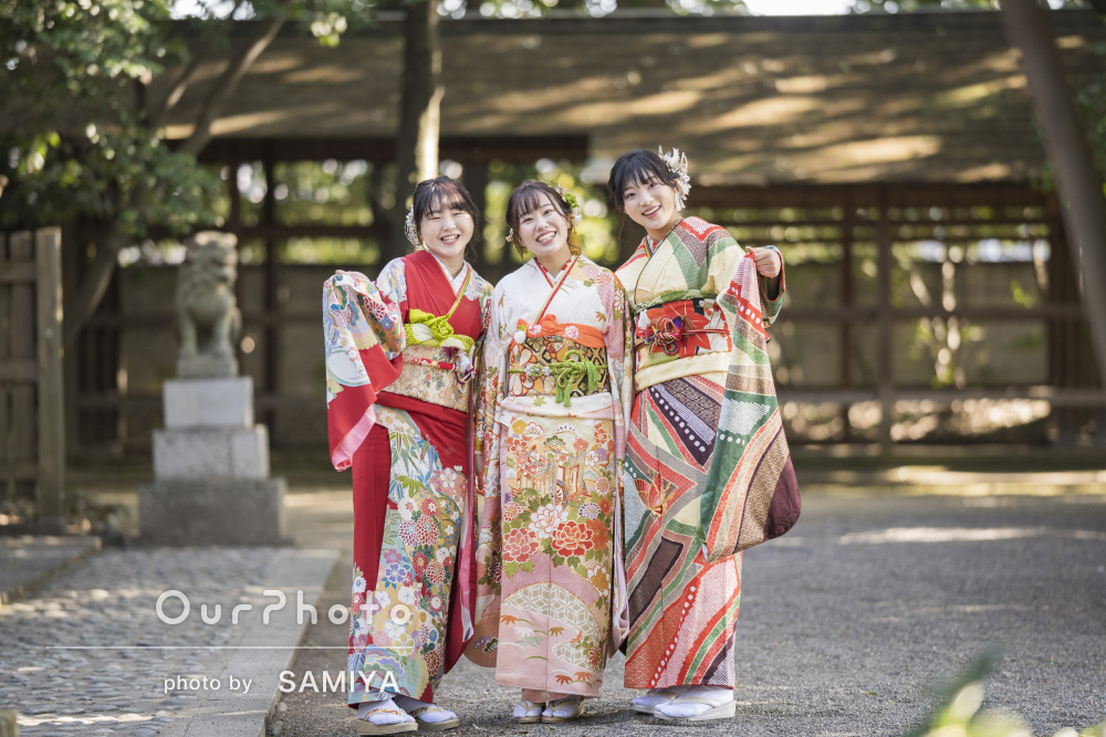 3人揃って華やかな振袖姿で仲良く笑顔いっぱい晴れやかに成人式の撮影 