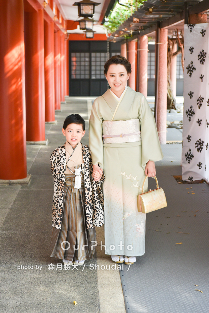 ヒョウ柄の羽織袴姿がかっこいい！笑顔が光る仲良し親子の七五三撮影