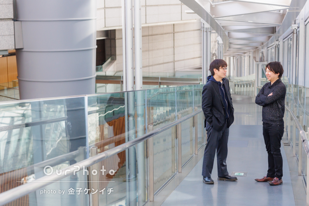 とてもよいと思います 都会の街中を背景に 笑顔が素敵な法人写真撮影 Ourphoto アワーフォト