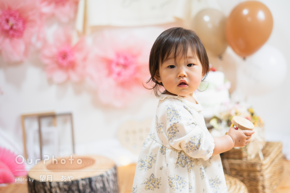 子供のペースに合わせて楽しく 自宅をスタジオ風に 1歳誕生日の撮影 Ourphoto アワーフォト