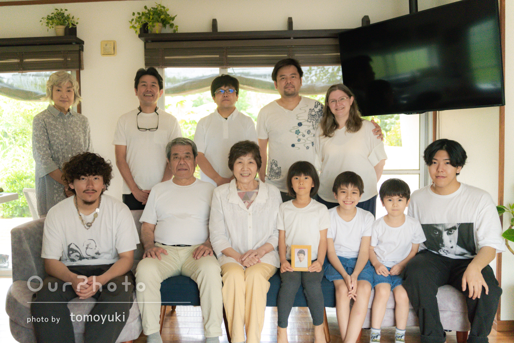 3世代揃って集合写真！海辺で磯遊びしながら金婚式記念の家族写真の