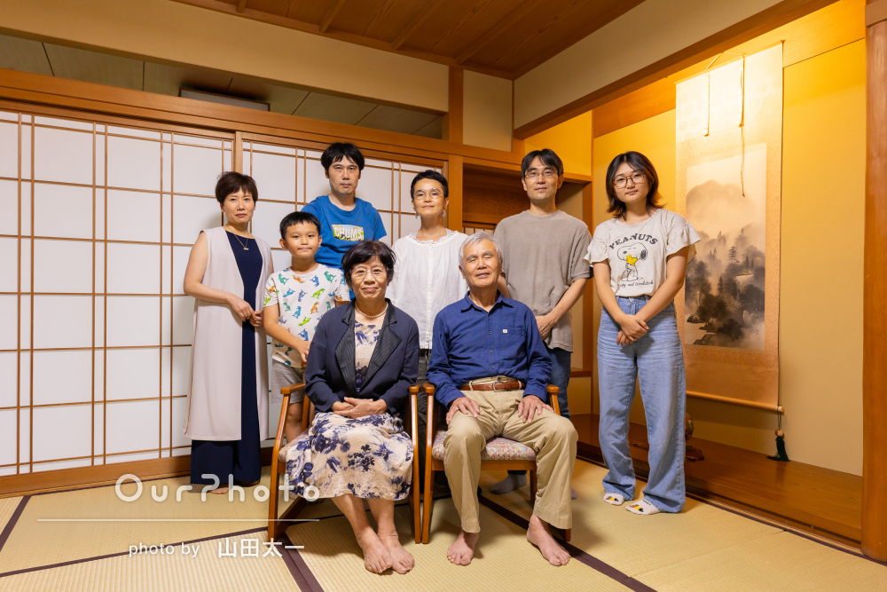 おじいちゃんおばあちゃんを囲んで和やかに！笑顔あふれる家族写真の撮影｜OurPhoto [アワーフォト]