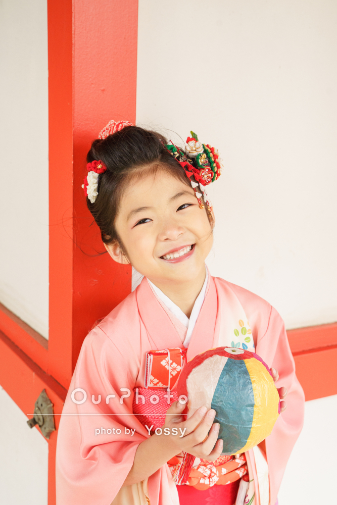 ピンクの着物で可愛い！ママも和装で華やかに境内で7歳女の子七五三