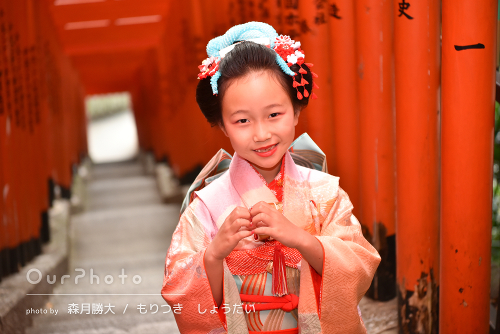 日本髪で華やかな印象！赤い鳥居が見応えある神社で女の子の七五三の