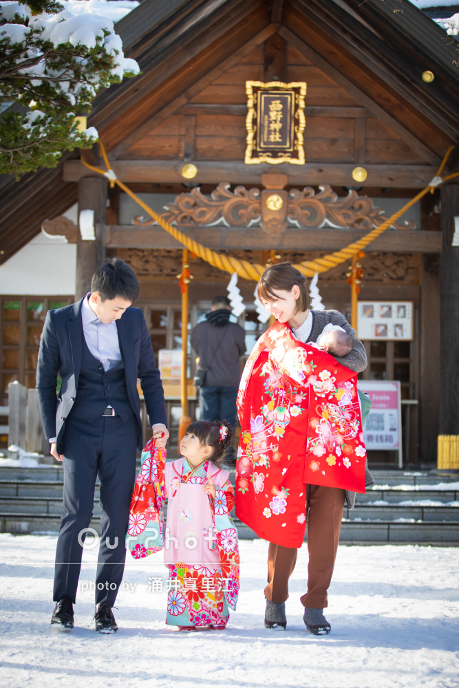 雪が積もる神社で女の子の笑顔が可愛い！お宮参りと3歳七五三の撮影