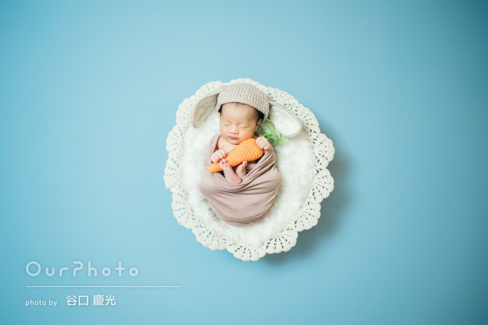 優しいブルーを背景にかわいさが詰まったニューボーンフォトの撮影