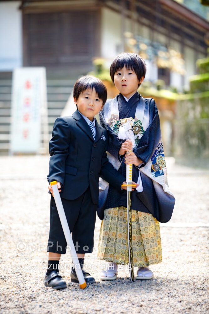 素敵な写真をたくさん」神社で笑顔！羽織袴が凛々しい七五三の撮影