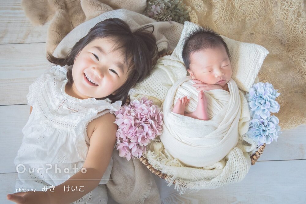 「この一瞬を可愛く撮って」お姉ちゃんと仲良くニューボーンフォトの撮影
