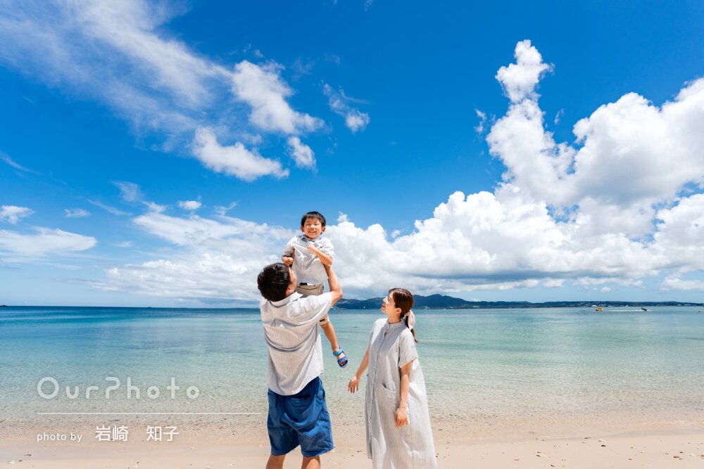 「素敵なお写真をたくさん」美しい空と海を背景に幸せな家族写真の撮影