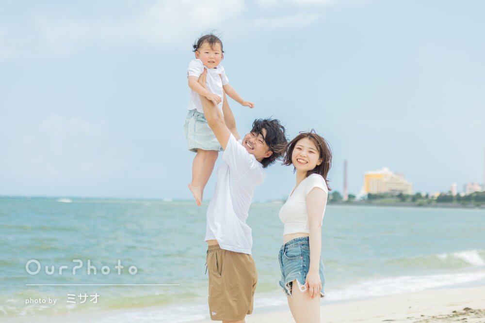 暑い夏でも元気に笑顔たっぷり！キレイな沖縄のビーチで家族写真の撮影
