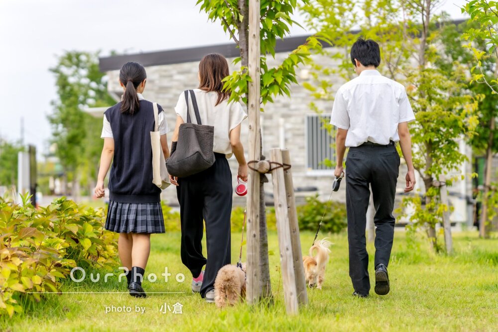 「自然な写真」ペットの10歳ワンちゃんも一緒に！制服姿で家族写真の撮影