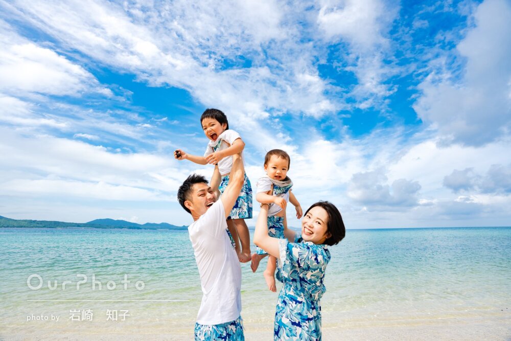 「思い出に残る写真」真っ青な海と空をバックに爽やかな家族写真の撮影