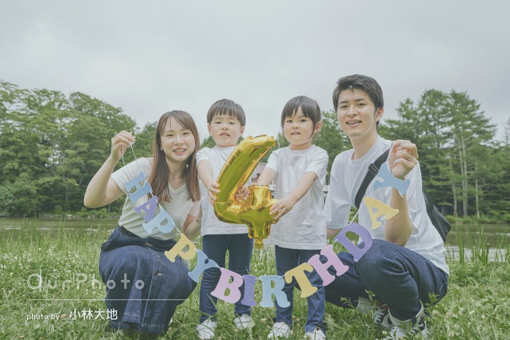 「終始楽しく」仲良くリンクコーデで！花や緑と一緒にお誕生日記念の撮影