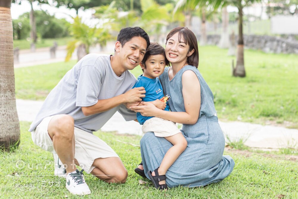 暑い夏でも笑顔たっぷり！3歳男の子とカジュアルコーデで家族写真の撮影