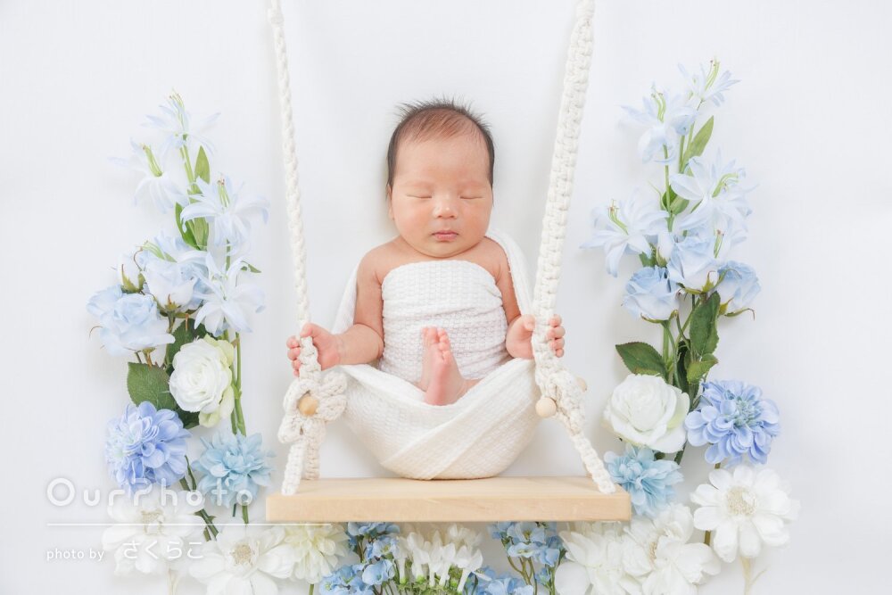 「素敵な撮影ありがとう」白いおくるみ姿が可愛いニューボーンフォト撮影