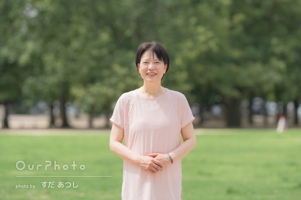 「優しい光のイメージ」穏やかな空気が伝わる女性プロフィール写真の撮影