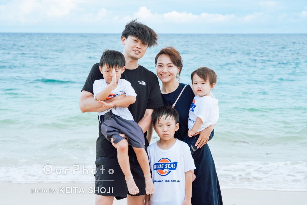 「楽しくてあっという間」美しいビーチで元気な3兄弟と家族写真の撮影