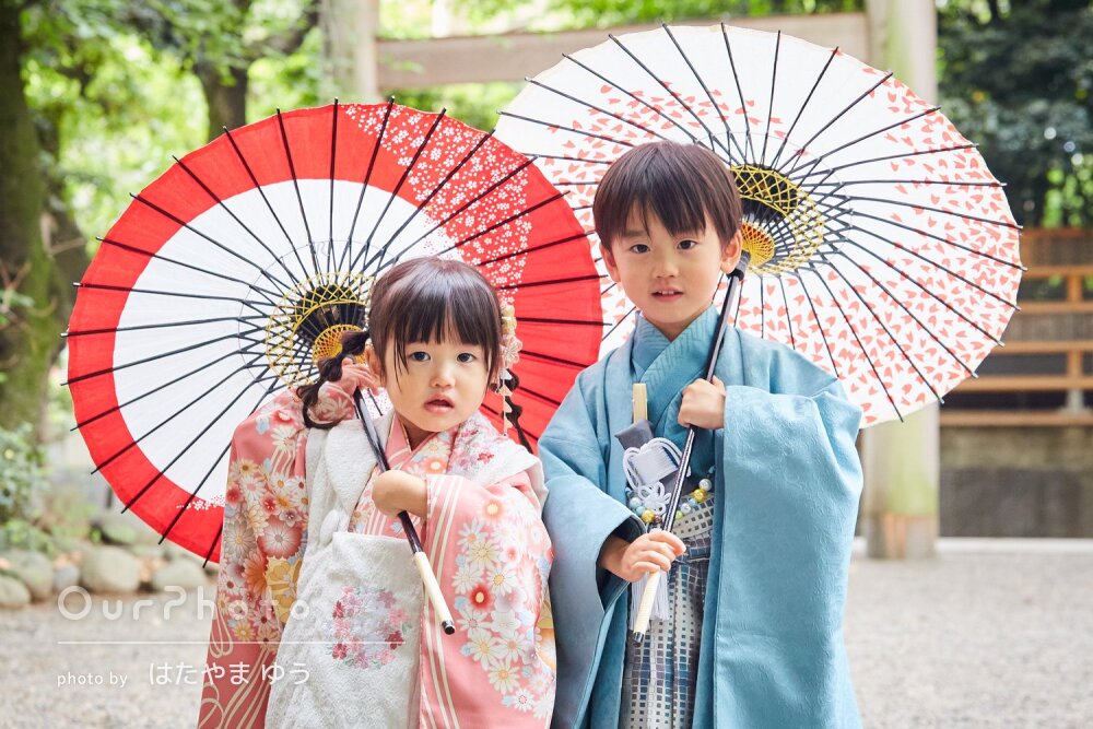 新緑が輝く神社にて着物を着て3歳5歳の兄妹の七五三の撮影