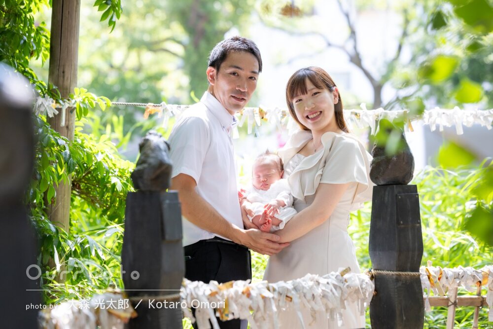 「丁寧に教えて」キラキラ輝く緑を背景に素敵な笑顔！夏のお宮参りの撮影