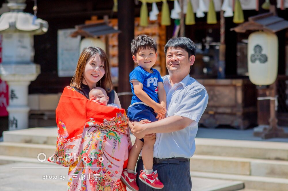 快晴の境内に朱色の産着が鮮やかに映える！可愛い女の子のお宮参りの撮影
