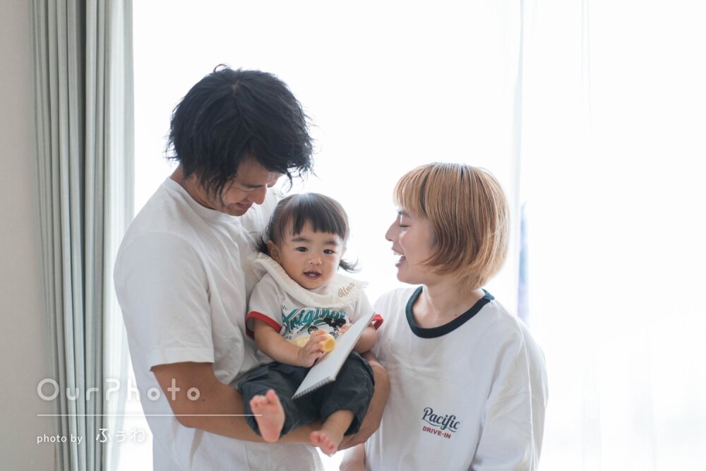 「いつもの娘の自然な笑顔や表情を」ご自宅で和やかに！家族写真の撮影