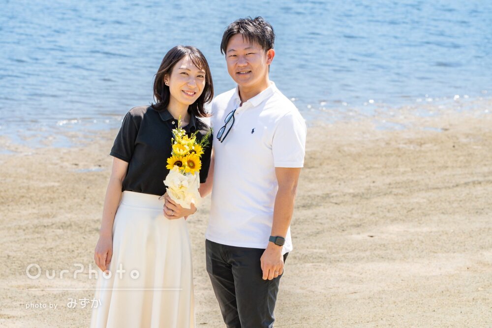 「一生の思い出に」煌めく青い海に幸せな笑顔が輝くカップルフォトの撮影