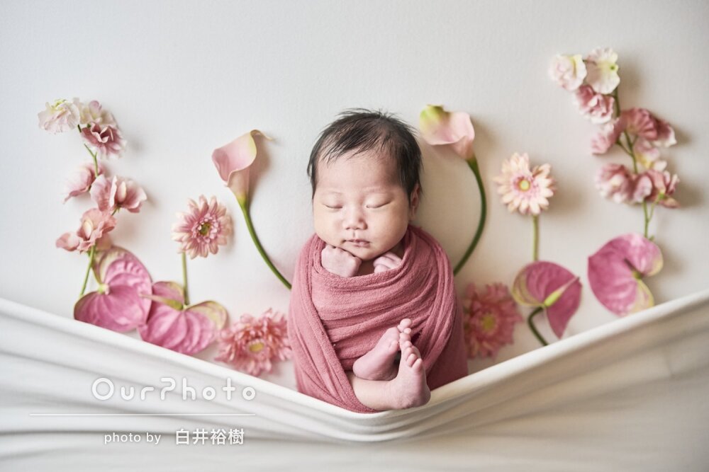 ピンクのお花とおくるみでおしゃれ！可愛さ引き立つニューボーンフォト撮影
