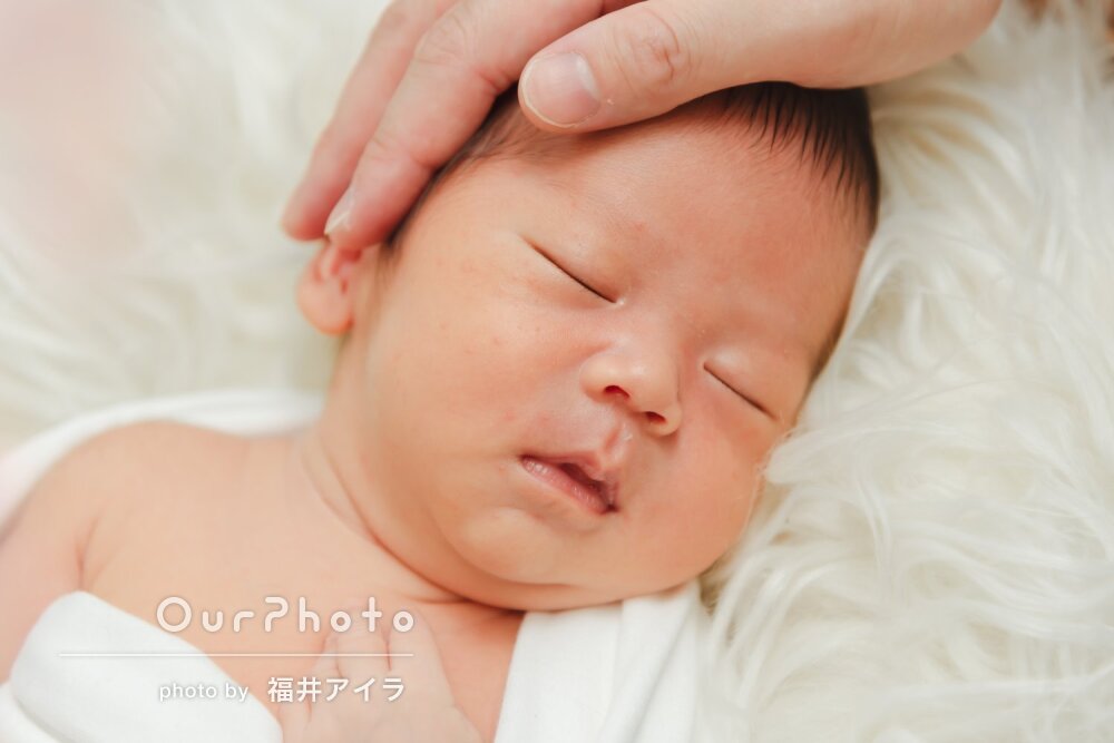 「家族の素敵な記念」愛を感じるナチュラルなニューボーンフォトの撮影